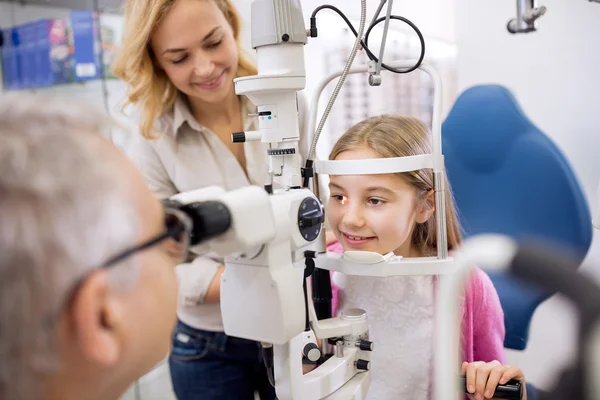 Moeder en haar dochter praten met oogarts in kliniek — Stockfoto