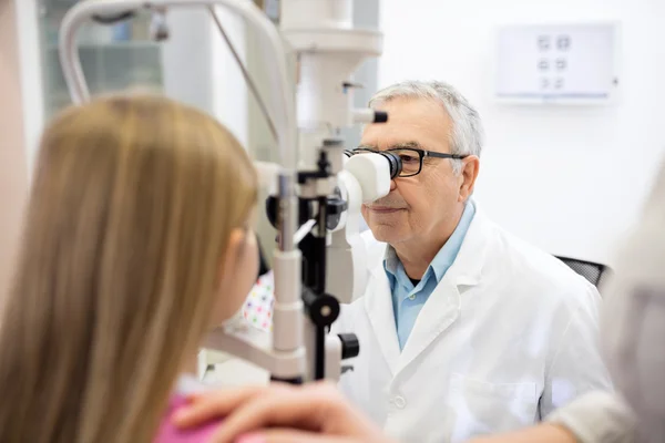 Especialista em olhos determina diopter para menina — Fotografia de Stock