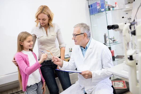 Kleines Mädchen im Brillencheck — Stockfoto