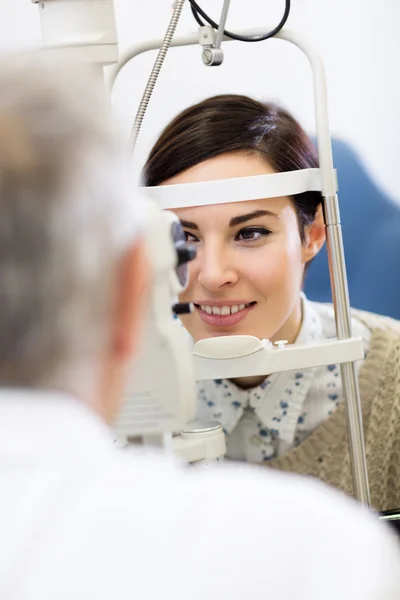 Patient on ophthalmoscope determines eye diopter — Stock Photo, Image