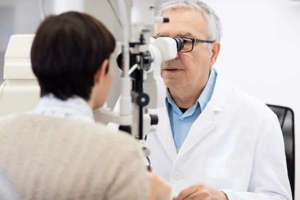 수석 안과 전문 ophthalmoscope에서 모양과 눈 돌림을 수행 — 스톡 사진