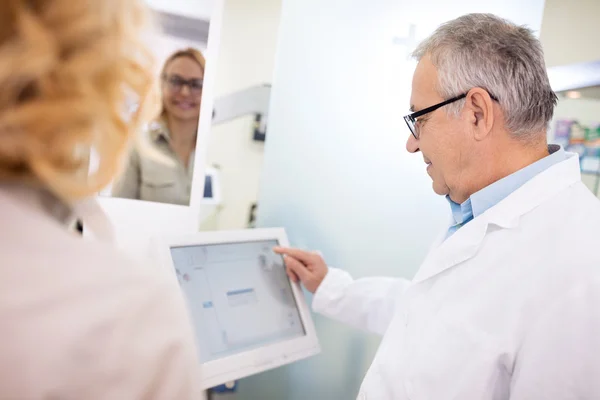 Ögat läkare visar att patientresultat av optisk översyn — Stockfoto