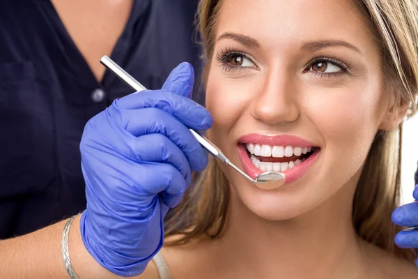Mädchenbesuch beim Zahnarzt — Stockfoto
