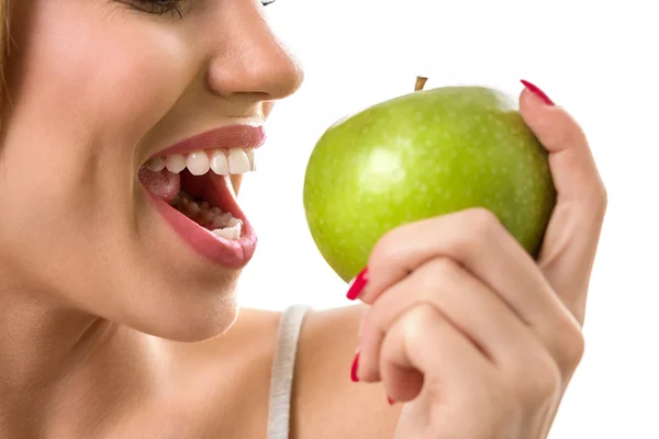 女人咬绿色苹果拥有健康的牙齿 — 图库照片