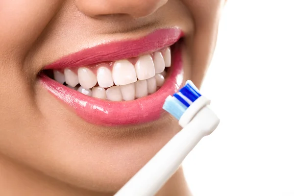 Primer plano de los dientes perfectos durante el cepillado — Foto de Stock