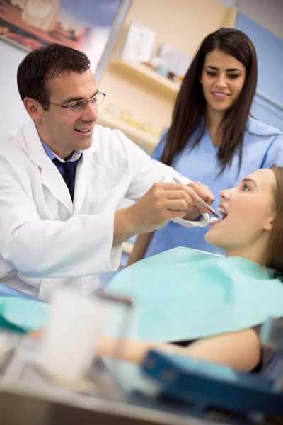 Dentist begins to repair tooth in ambulant — Stock Photo, Image