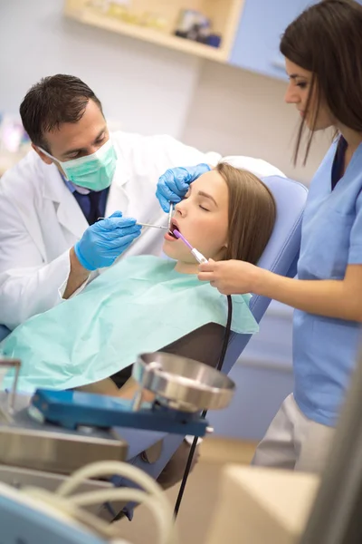 Zespół w pracy pogotowie dentystyczne — Zdjęcie stockowe