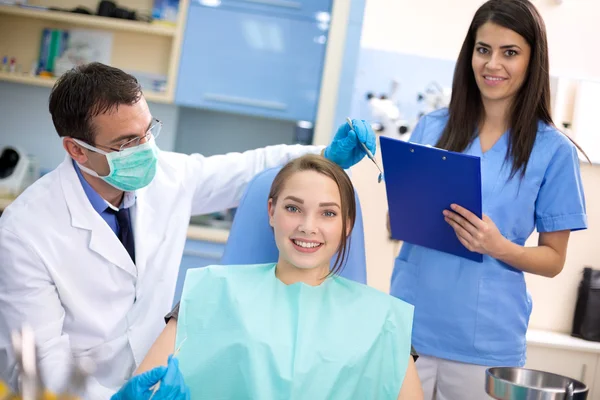 Молода пацієнтка в стоматологічній клініці — стокове фото