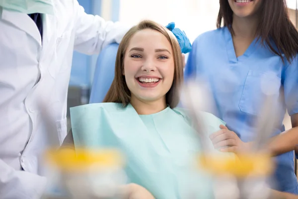 Щаслива дівчина в стоматологічному кріслі, коли біль зупинився — стокове фото