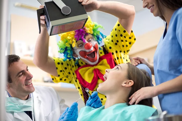 Palhaço entreter menina em ambulância dentária — Fotografia de Stock