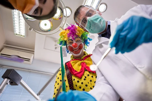 Clown avec dentiste en vue du bas — Photo