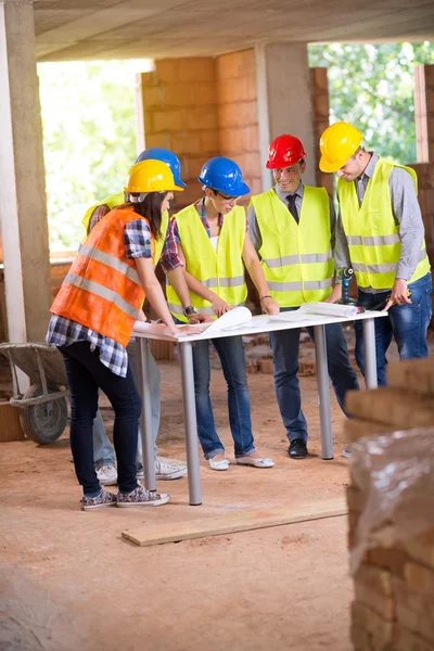 Trabajo en equipo de ingenieros en obra — Foto de Stock