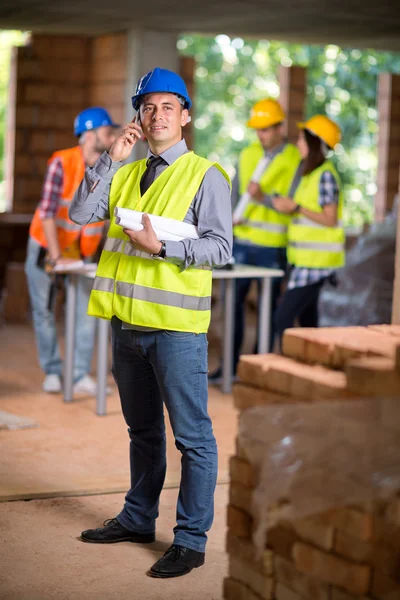 Arquitecto hablando por teléfono móvil — Foto de Stock