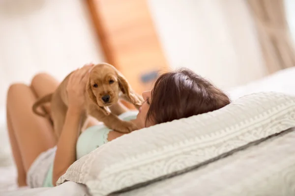 Morena sostener su cachorro mascota — Foto de Stock