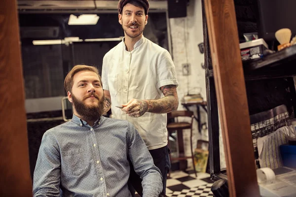 Lächelnder männlicher Friseur gibt Client-Haarschnitt — Stockfoto