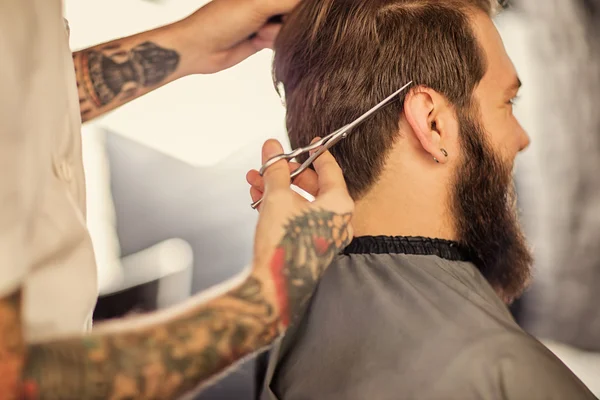 Corte de cabelo lateral por um barbeiro profissional — Fotografia de Stock