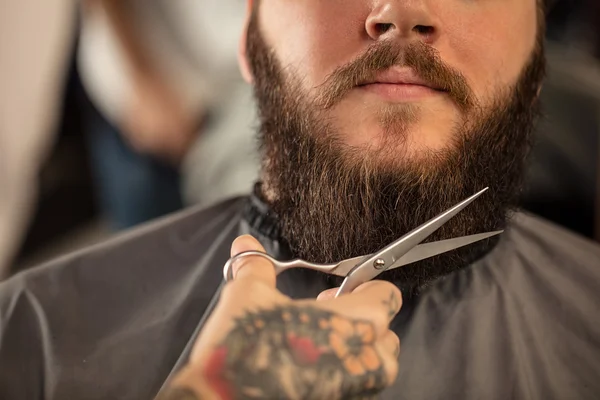 Barbeiro com tesoura de barbear — Fotografia de Stock