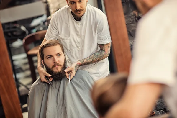 Homem barbeiro aliciamento de hipster real — Fotografia de Stock