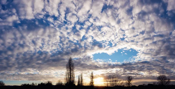 Cielo paisaje con lata y forma de corazón — Foto de Stock