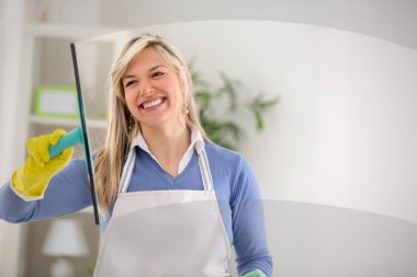 Kadın yıkama windows içinde ev