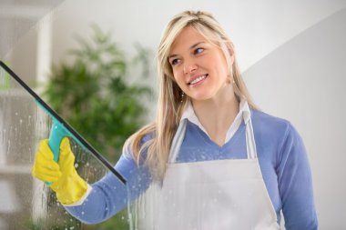 Kadın temiz pencere