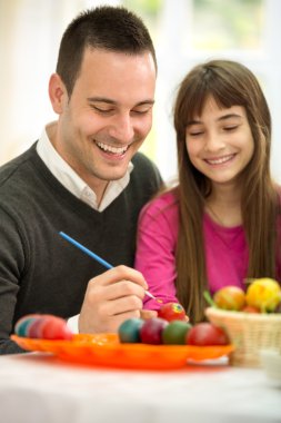 Mutlu baba ile kızı Paskalya