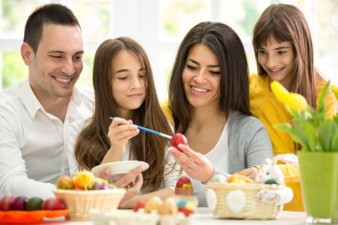 Mutlu aile yumurta boyalı