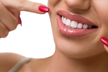 Mükemmel beyaz gülümseme ile muhteşem gülümseme