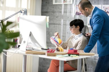 Tasarımcısı Tasarım studi meslektaşı ile