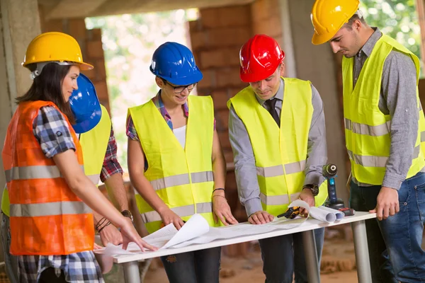 Arquitecto explicando plan a grupo de trabajadores —  Fotos de Stock