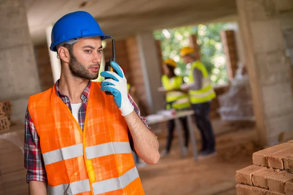 Trabajador comunicándose con walkie talkie —  Fotos de Stock