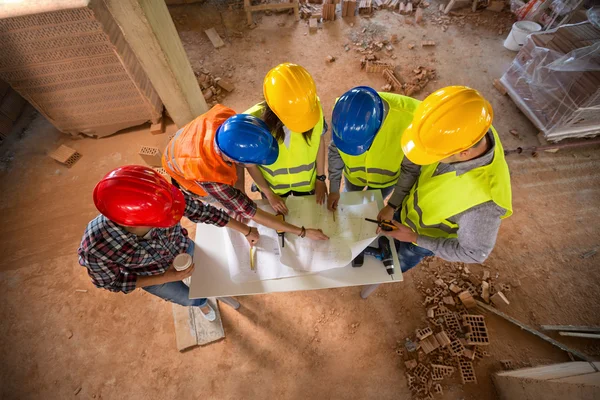 Vista superior del equipo en la construcción del edificio —  Fotos de Stock