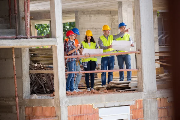 Grupo de seguimiento en la construcción del edificio mostrar lugar de construcción —  Fotos de Stock