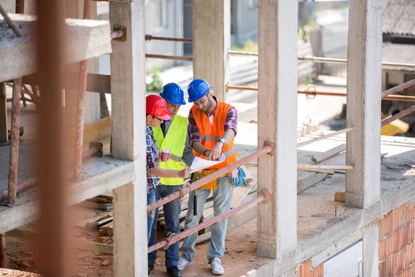 Jeune architecte donner des suggestions à ses collègues — Photo