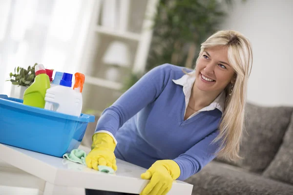 Háziasszony tisztítja a házban — Stock Fotó