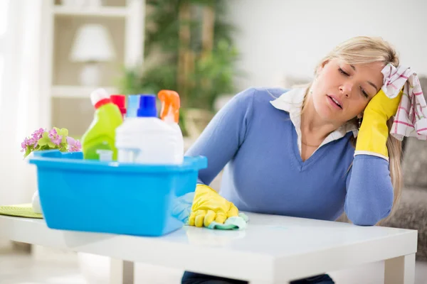 Mujer cansada de la casa de limpieza de primavera —  Fotos de Stock