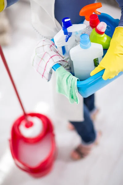 Hemmafru bär allt hon behöver för att rengöra house — Stockfoto