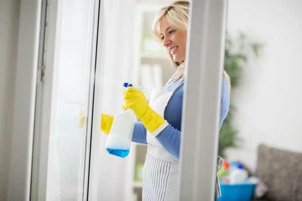 Housemaid використовують рідину з розпилювачем для миття — стокове фото