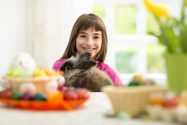 Schattig meisje met Pasen konijn — Stockfoto