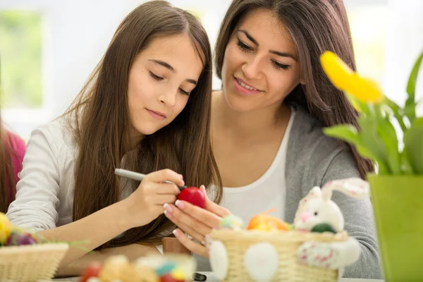 Mother and daughter kid paint Easter eggs — Stock Photo, Image