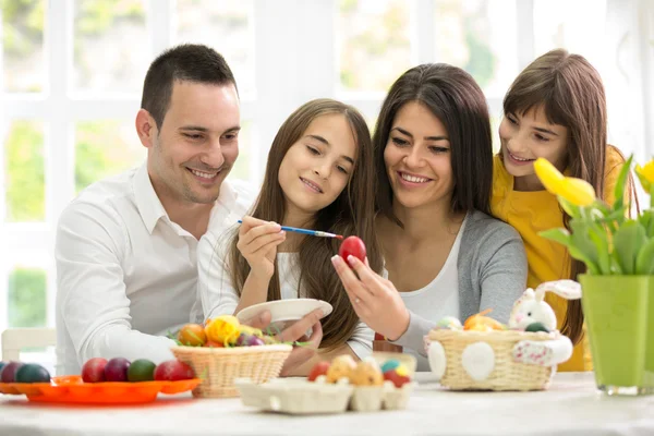 Familia juntos en Pascua preparando huevos — Foto de Stock