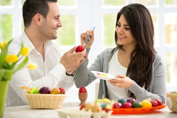 Pareja feliz para colorear huevos de Pascua — Foto de Stock