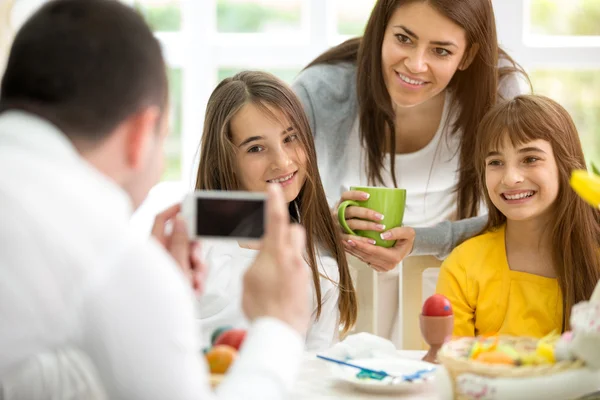 Father photographing his daughters and wife — Stock Photo, Image