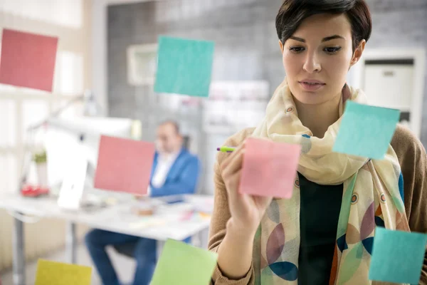 Female draw on color memo sticker — Stock Photo, Image