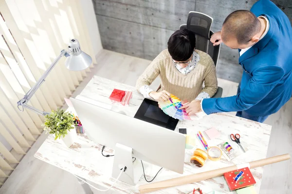 Diseñador con cliente en estudio de diseño —  Fotos de Stock