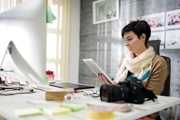 Mujer de negocios diseña fotos en el ordenador —  Fotos de Stock