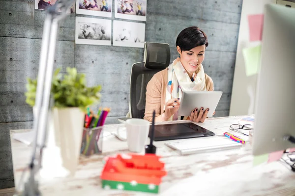 Empleado en estudio de fotografía corrige foto — Foto de Stock