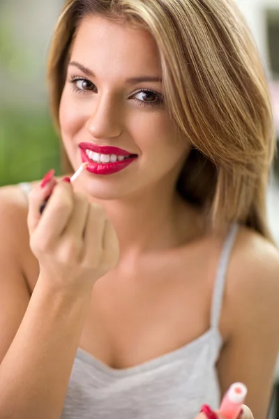 Make-up mladá žena — Stock fotografie