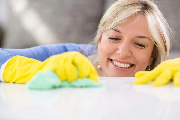 Housewife worthy cleans table — Stock Photo, Image