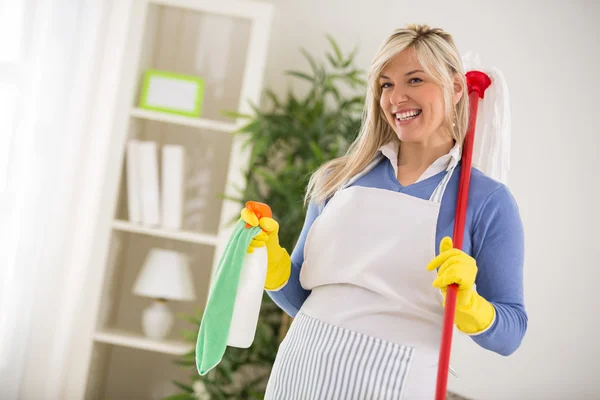 Feliz ama de casa posando — Foto de Stock